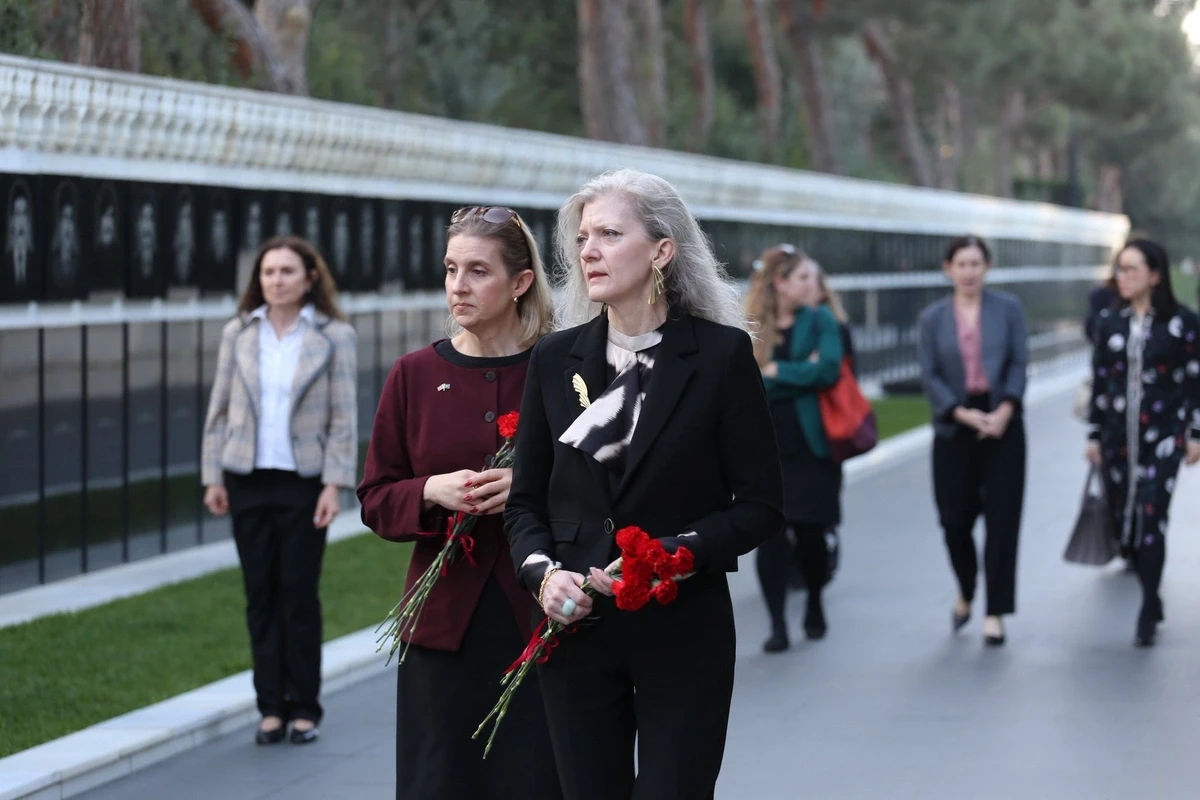 Elison Huker Şəhidlər xiyabanını ziyarət etdi — 1