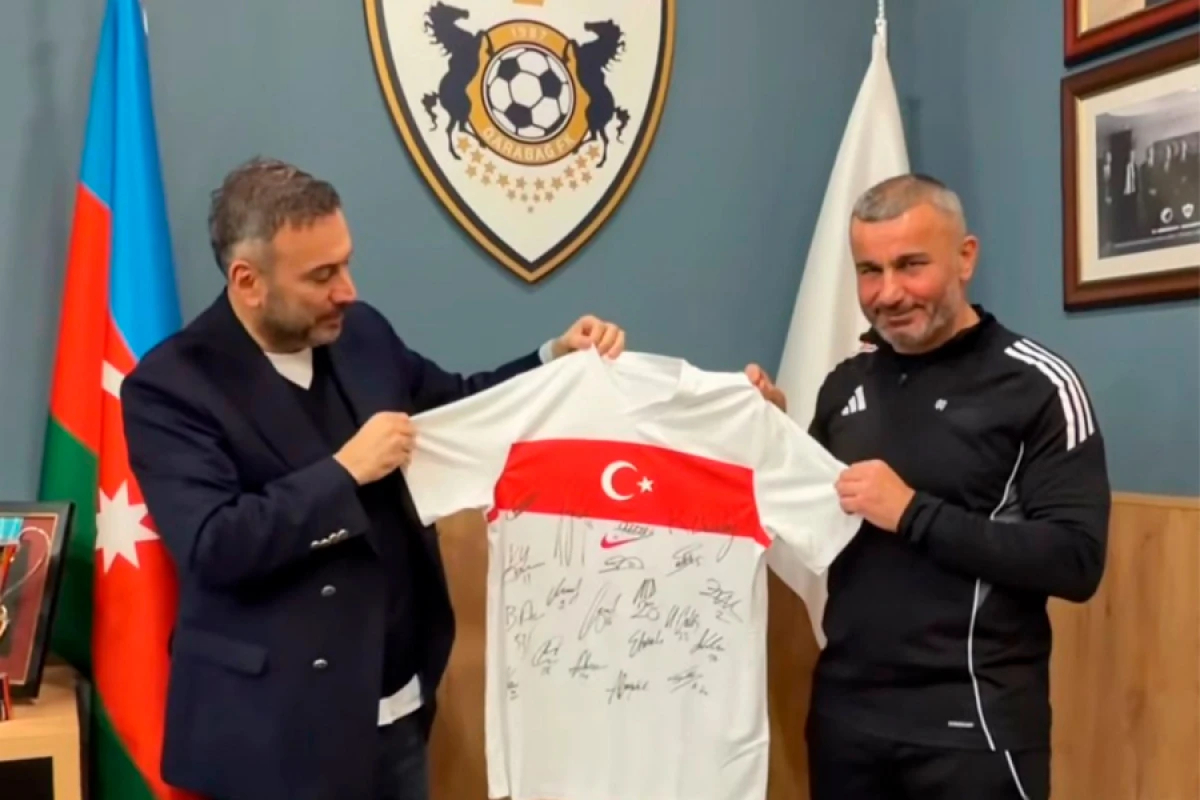 Türkiyə millisinin imzalı forması Bakıda!