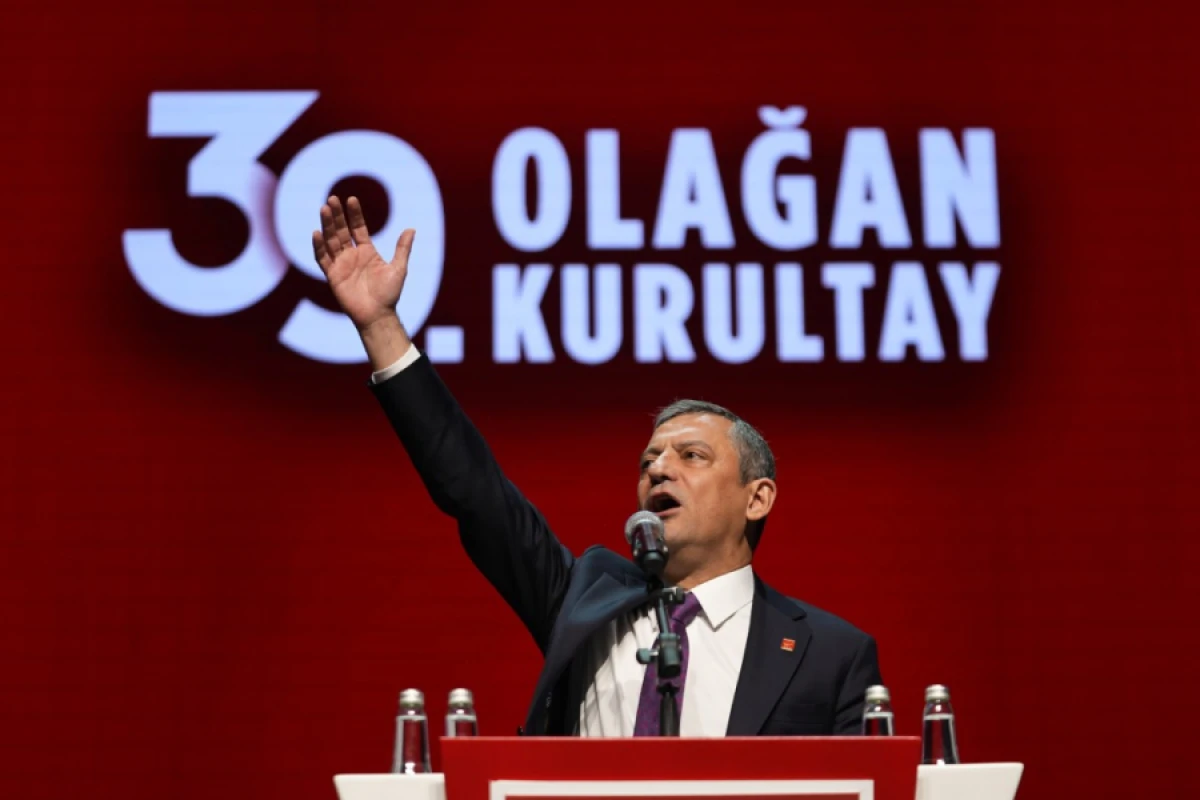 Özgür Özel yenidən CHP sədri seçildi