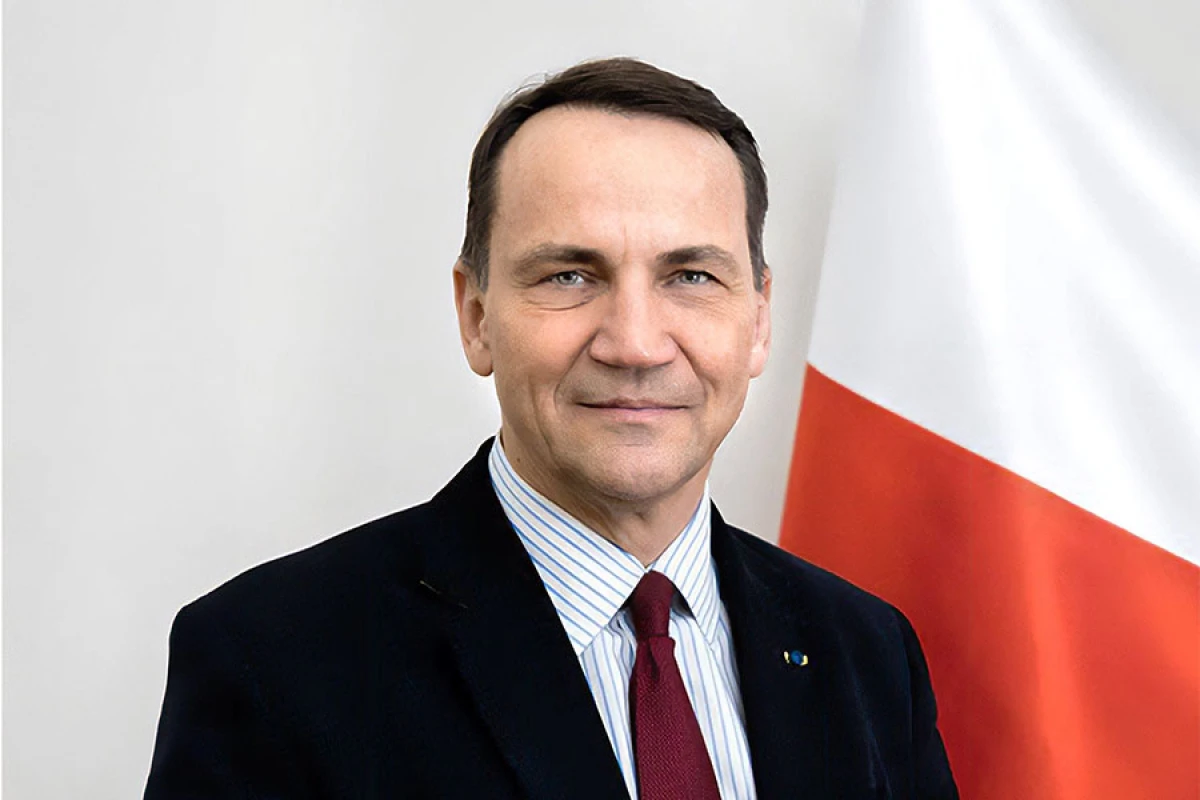 Sikorski: "Navrotskinin vetosu ölkəni iflic vəziyyətinə salacaq"