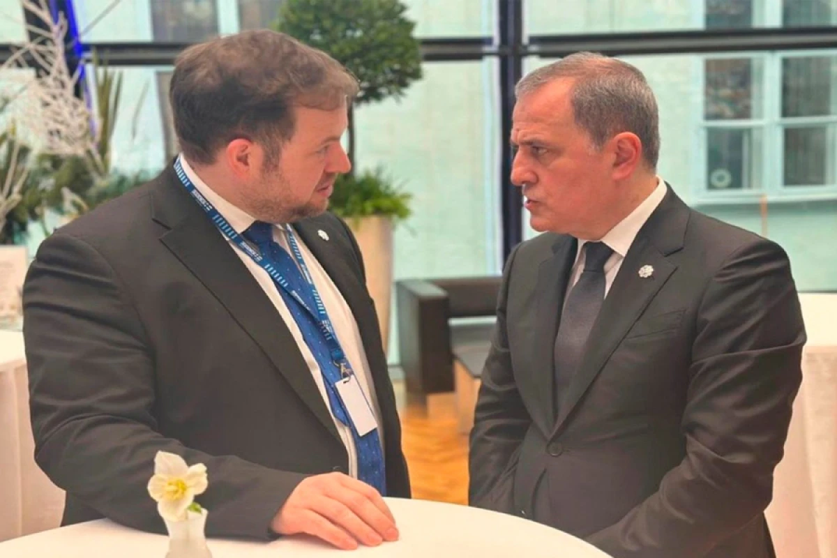Ceyhun Bayramov Britaniyanın dövlət naziri ilə görüşdü