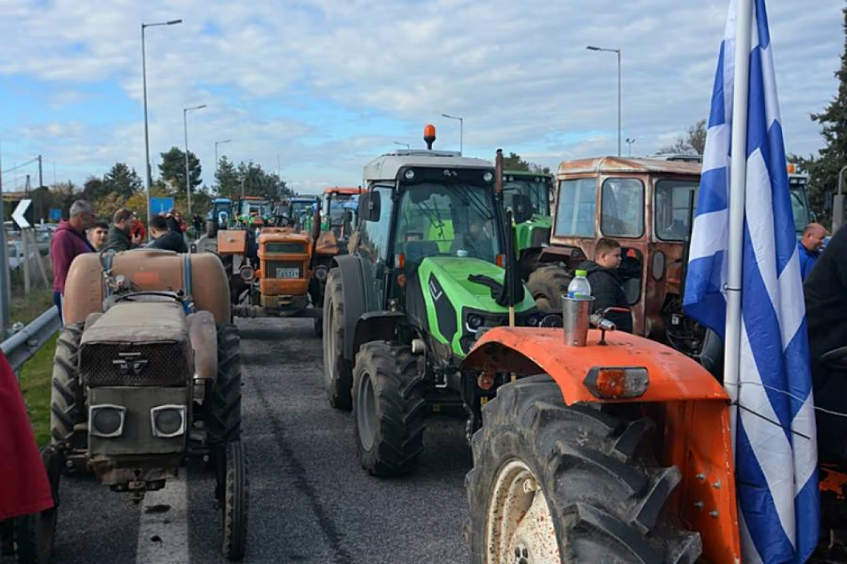 Yunanıstanda fermer üsyanı: Traktorlarla yollar bağlandı