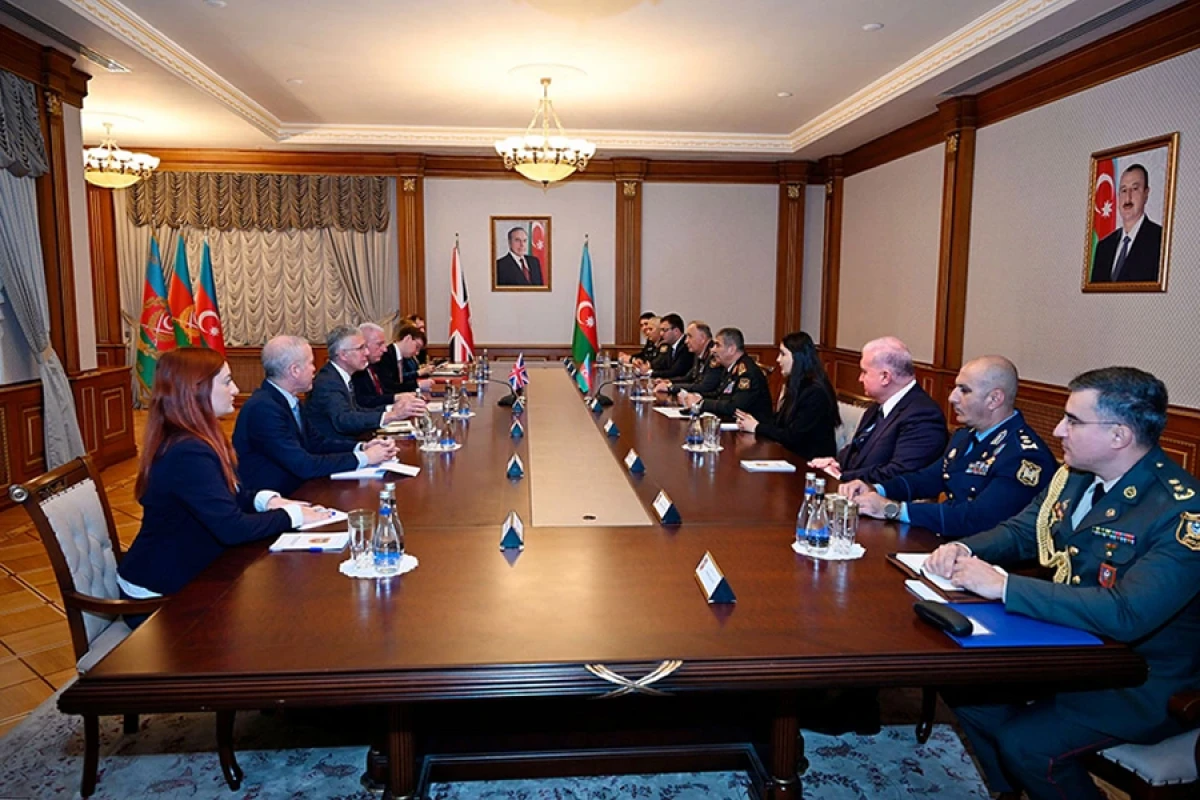 Azərbaycan və Böyük Britaniya arasında hərbi əməkdaşlıq müzakirə edildi