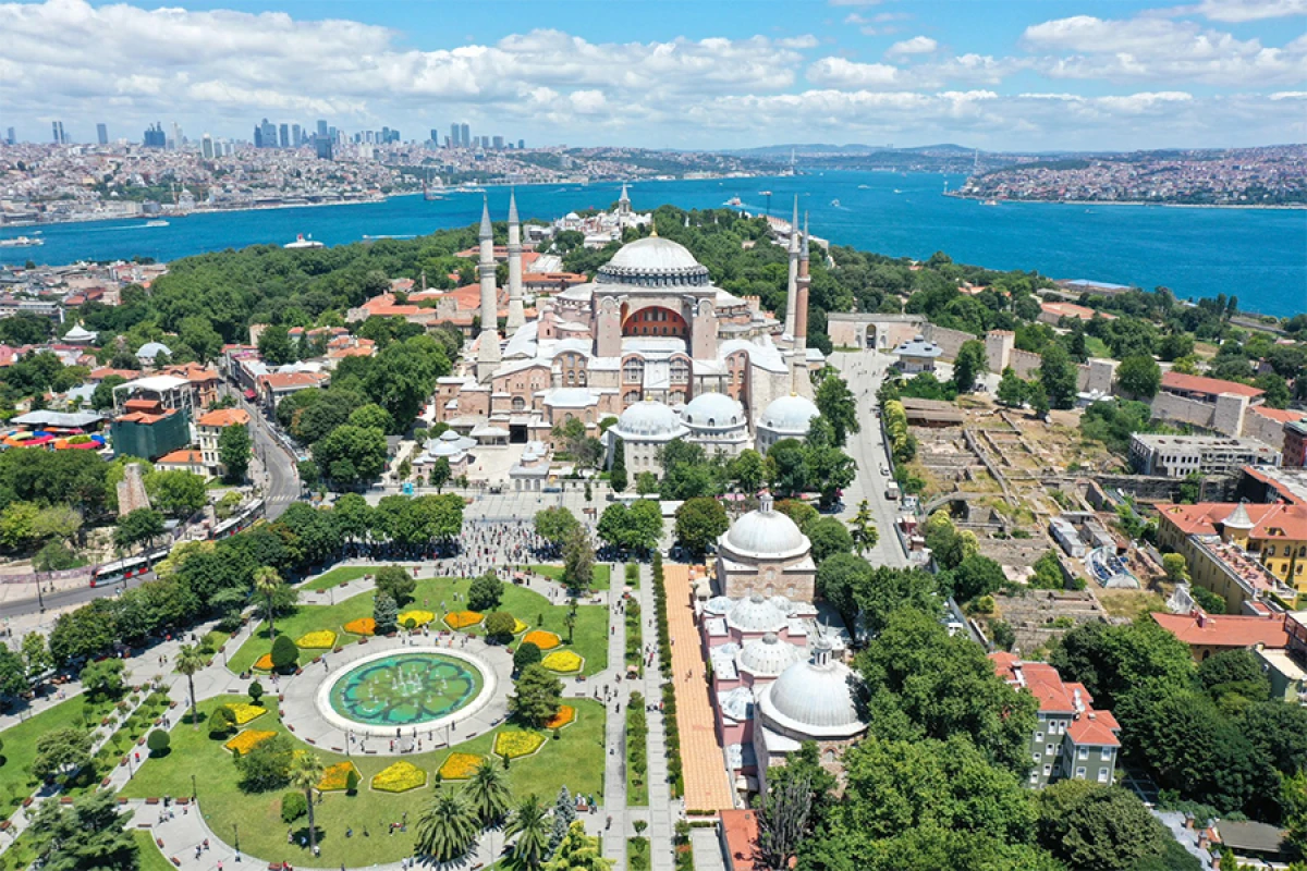 İstanbulun gəzərək kəşf edin : Dünya memarlığının əsrarəngiz inciləri