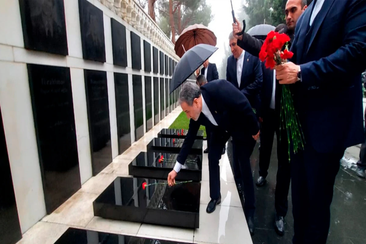İranın xarici işlər naziri Bakıda şəhidlərin xatirəsini andı