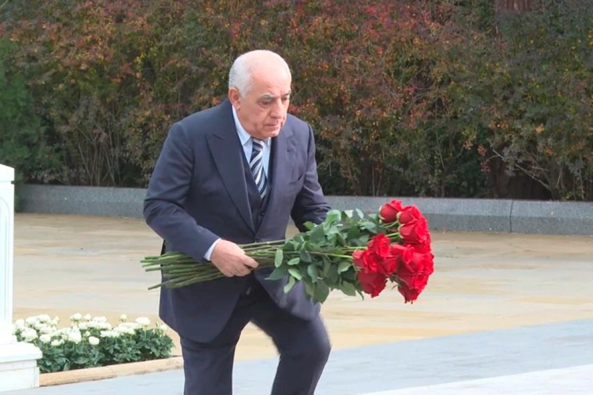 Əli Əsədov Fəxri xiyabanda Heydər Əliyevin məzarını ziyarət etdi