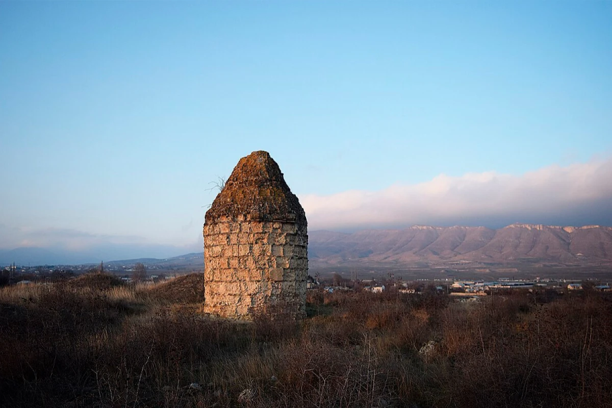 Xocalı türbəsinə bitişik məqbərə yeri aşkar edildi