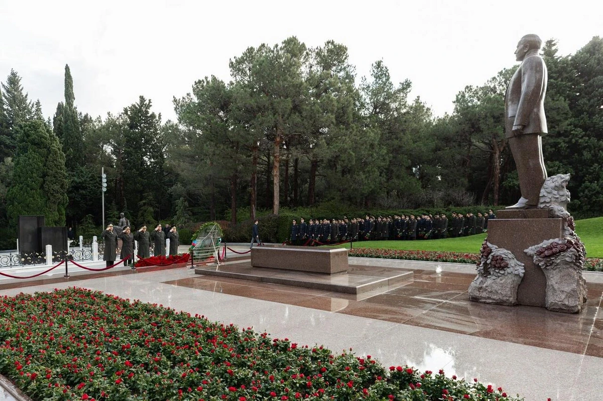 DİN-in şəxsi heyəti Heydər Əliyevin məzarını ziyarət etdi — 1