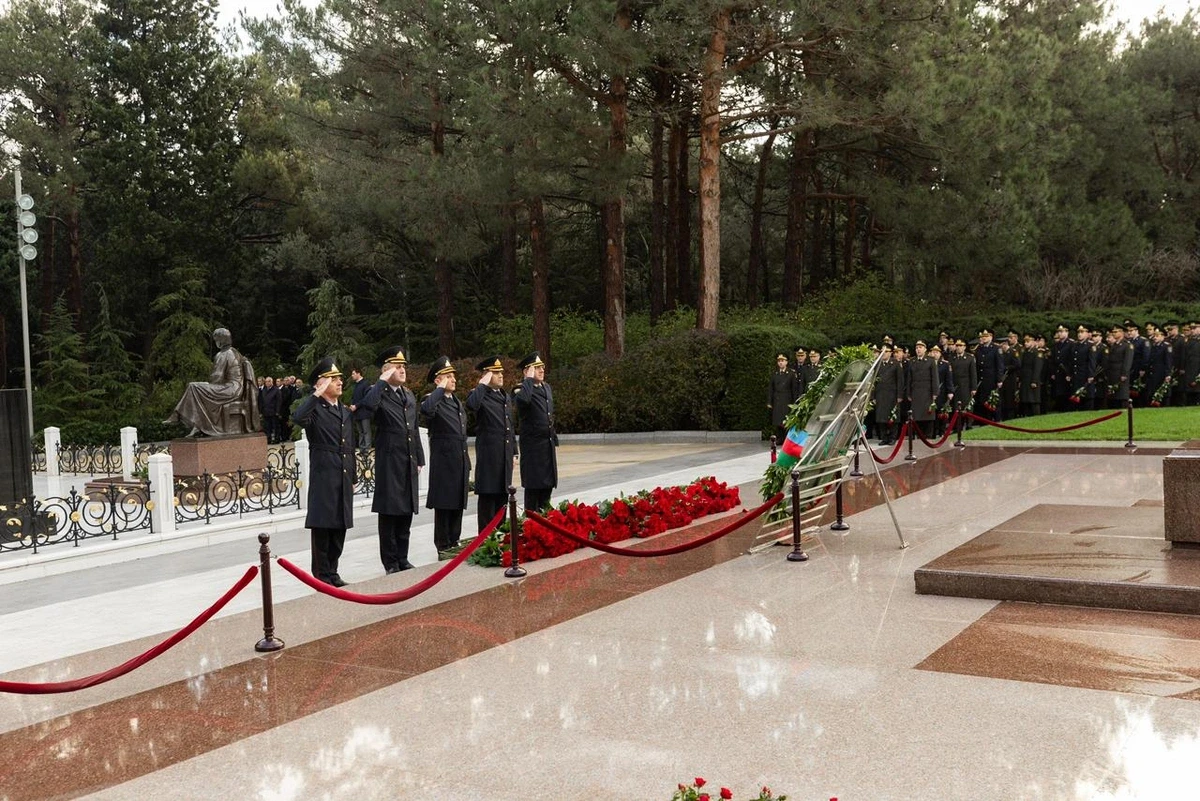 DİN-in şəxsi heyəti Heydər Əliyevin məzarını ziyarət etdi — 2