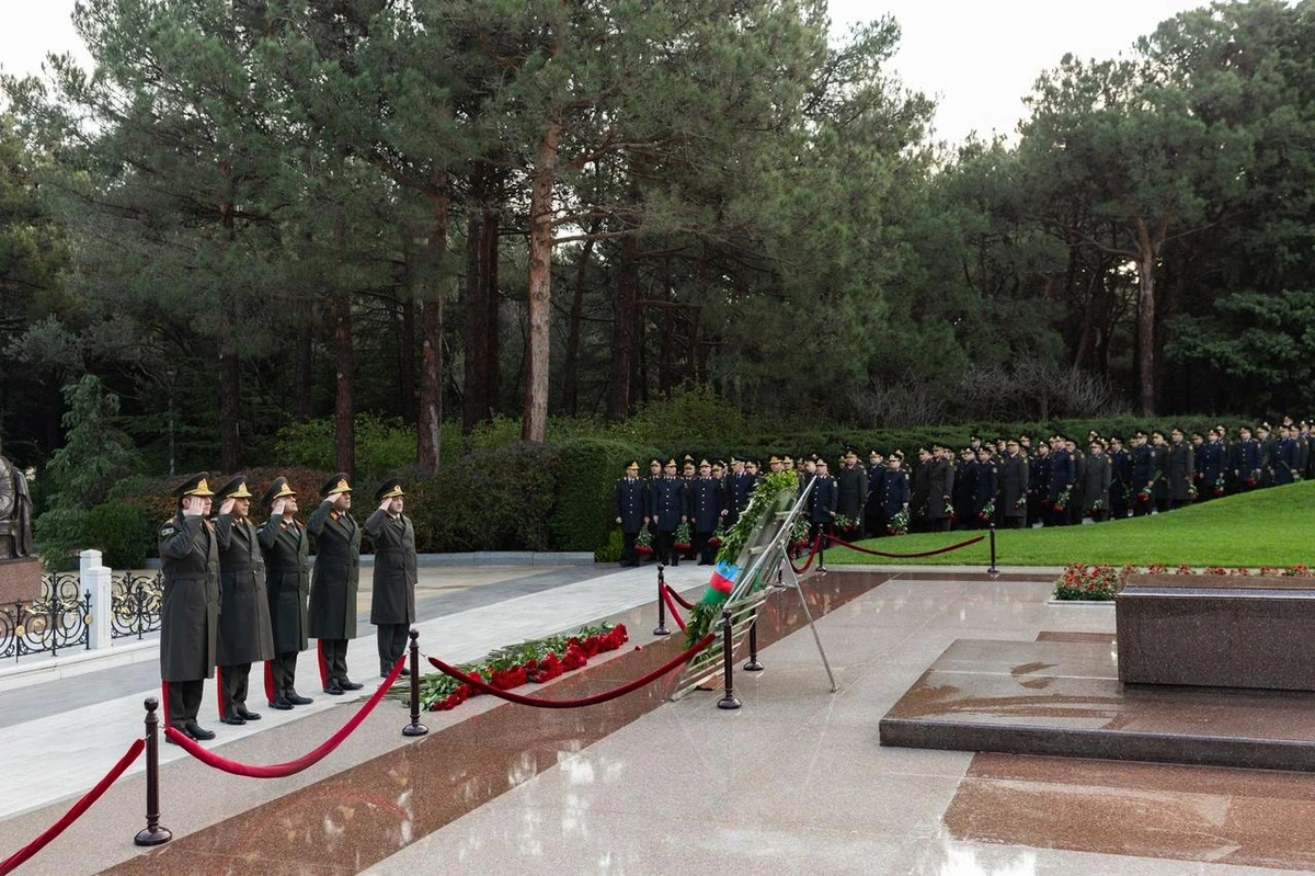 DİN-in şəxsi heyəti Heydər Əliyevin məzarını ziyarət etdi — 3