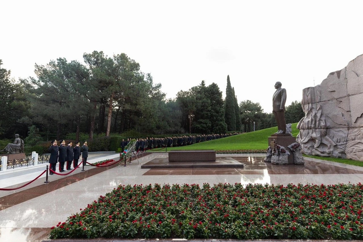 DİN-in şəxsi heyəti Heydər Əliyevin məzarını ziyarət etdi — 4