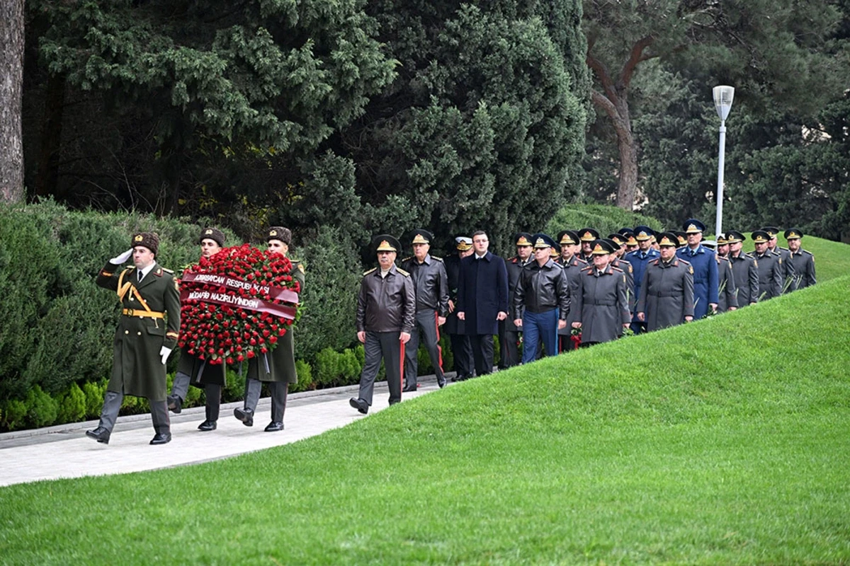 Müdafiə Nazirliyinin rəhbərliyi Ulu Öndərin məzarını ziyarət etdi — 2