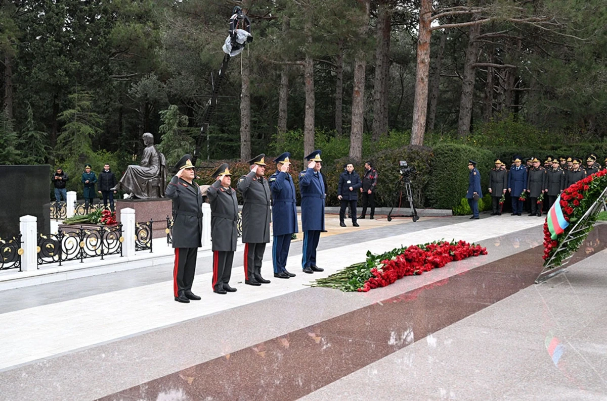 Müdafiə Nazirliyinin rəhbərliyi Ulu Öndərin məzarını ziyarət etdi — 3