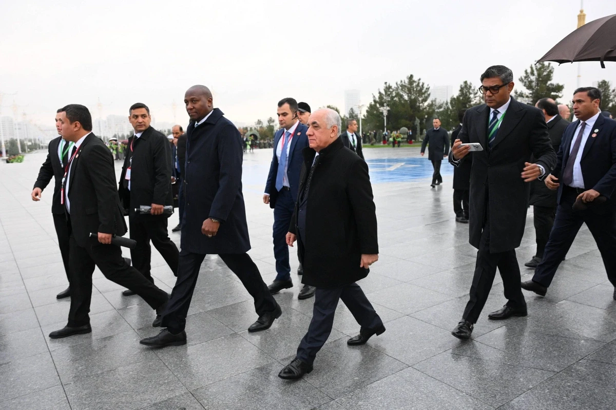 Əli Əsədov Aşqabadda Neytrallıq Abidəsini ziyarət etdi — 2