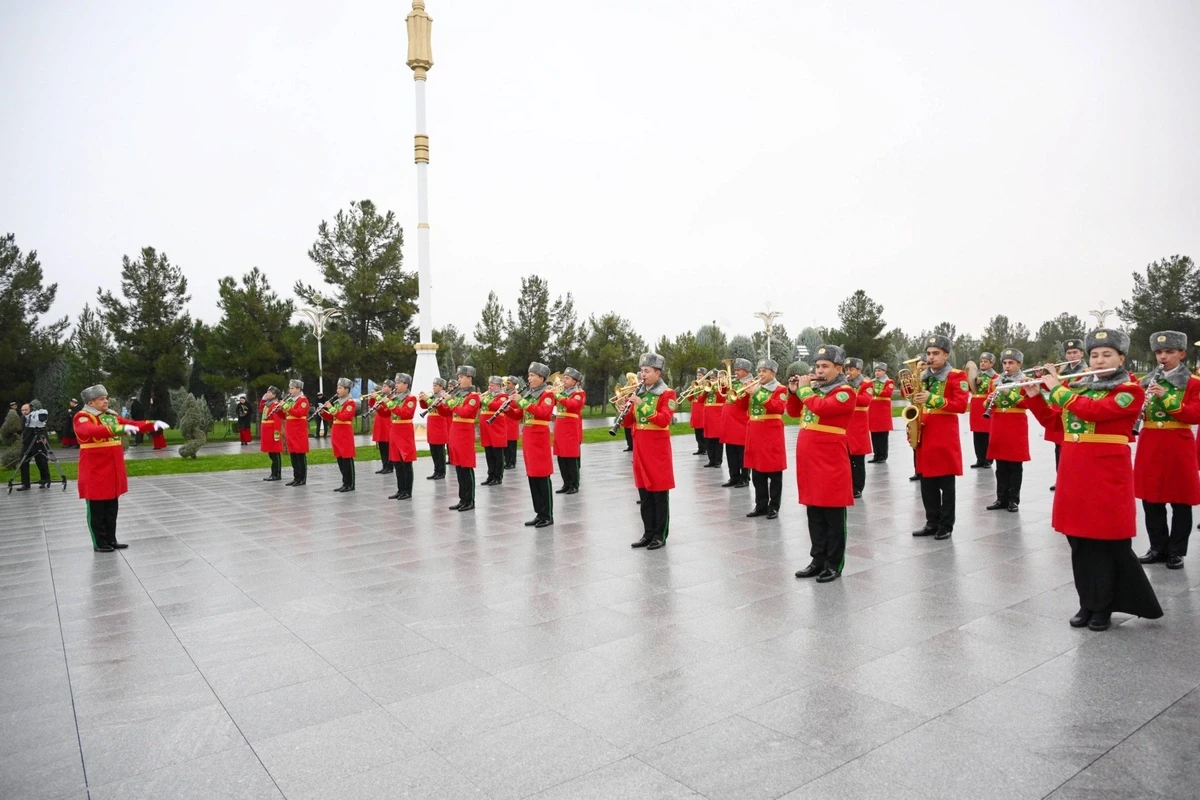 Əli Əsədov Aşqabadda Neytrallıq Abidəsini ziyarət etdi — 3