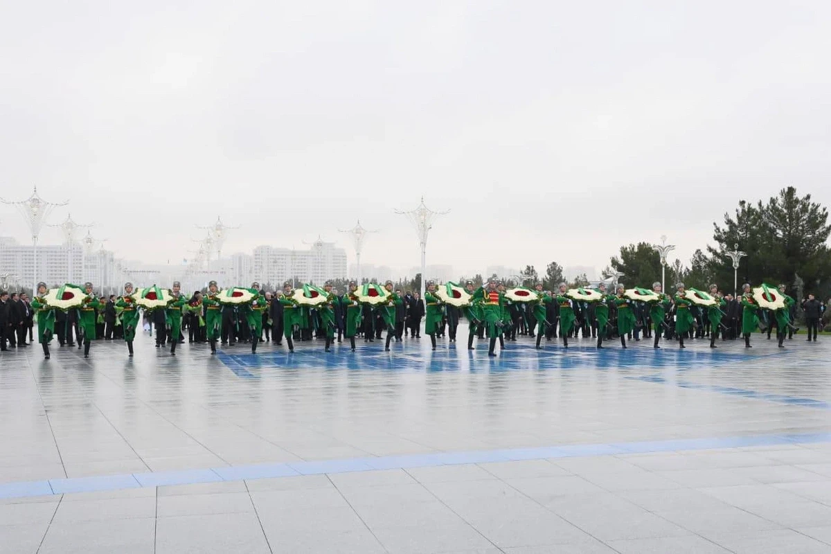 Əli Əsədov Aşqabadda Neytrallıq Abidəsini ziyarət etdi — 4