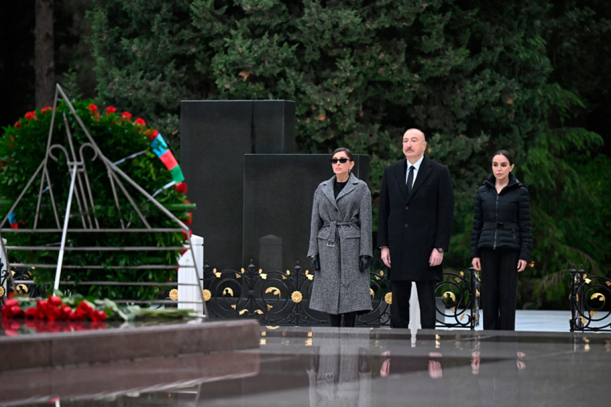 Prezident və birinci xanım Ümummilli Lider Heydər Əliyevin məzarını ziyarət etdilər