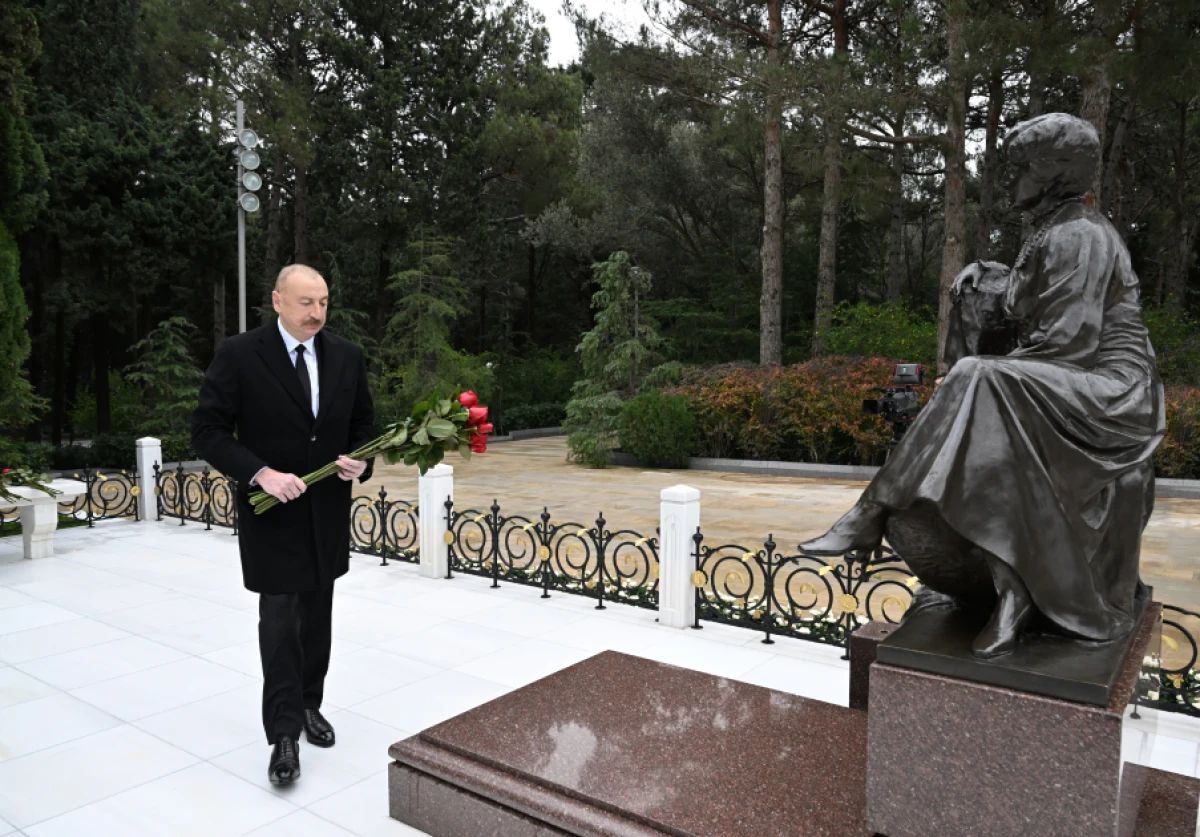 Prezident və birinci xanım Ümummilli Lider Heydər Əliyevin məzarını ziyarət etdilər — 3