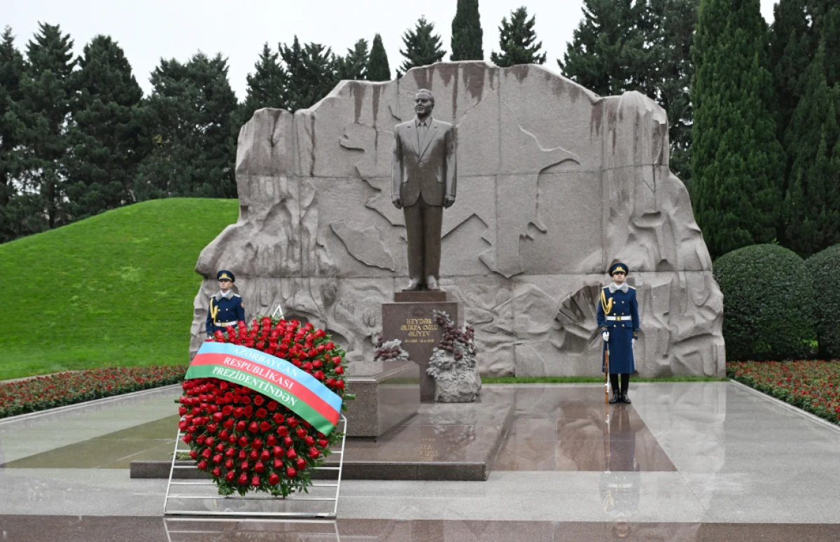 Prezident və birinci xanım Ümummilli Lider Heydər Əliyevin məzarını ziyarət etdilər — 4