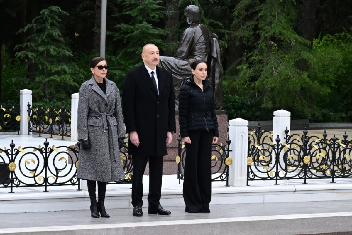 Prezident və birinci xanım Ümummilli Lider Heydər Əliyevin məzarını ziyarət etdilər — 5