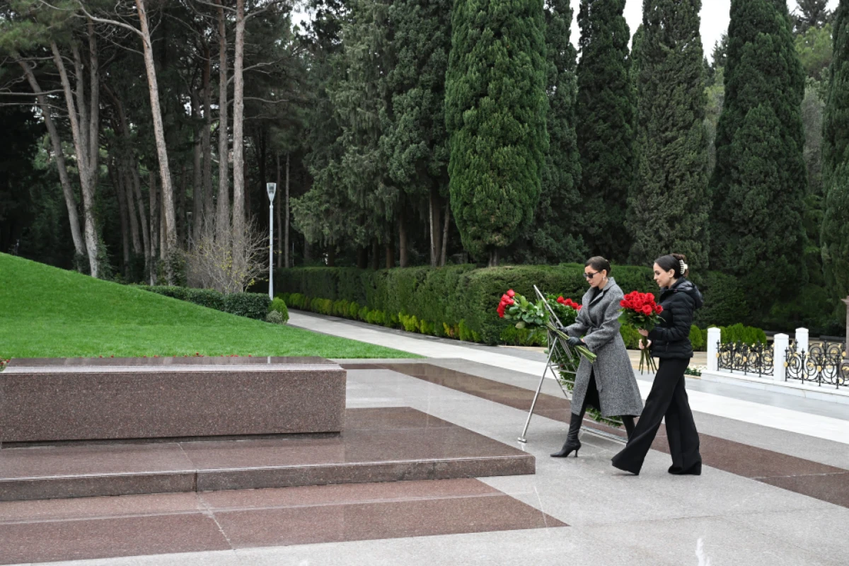 Prezident və birinci xanım Ümummilli Lider Heydər Əliyevin məzarını ziyarət etdilər — 7