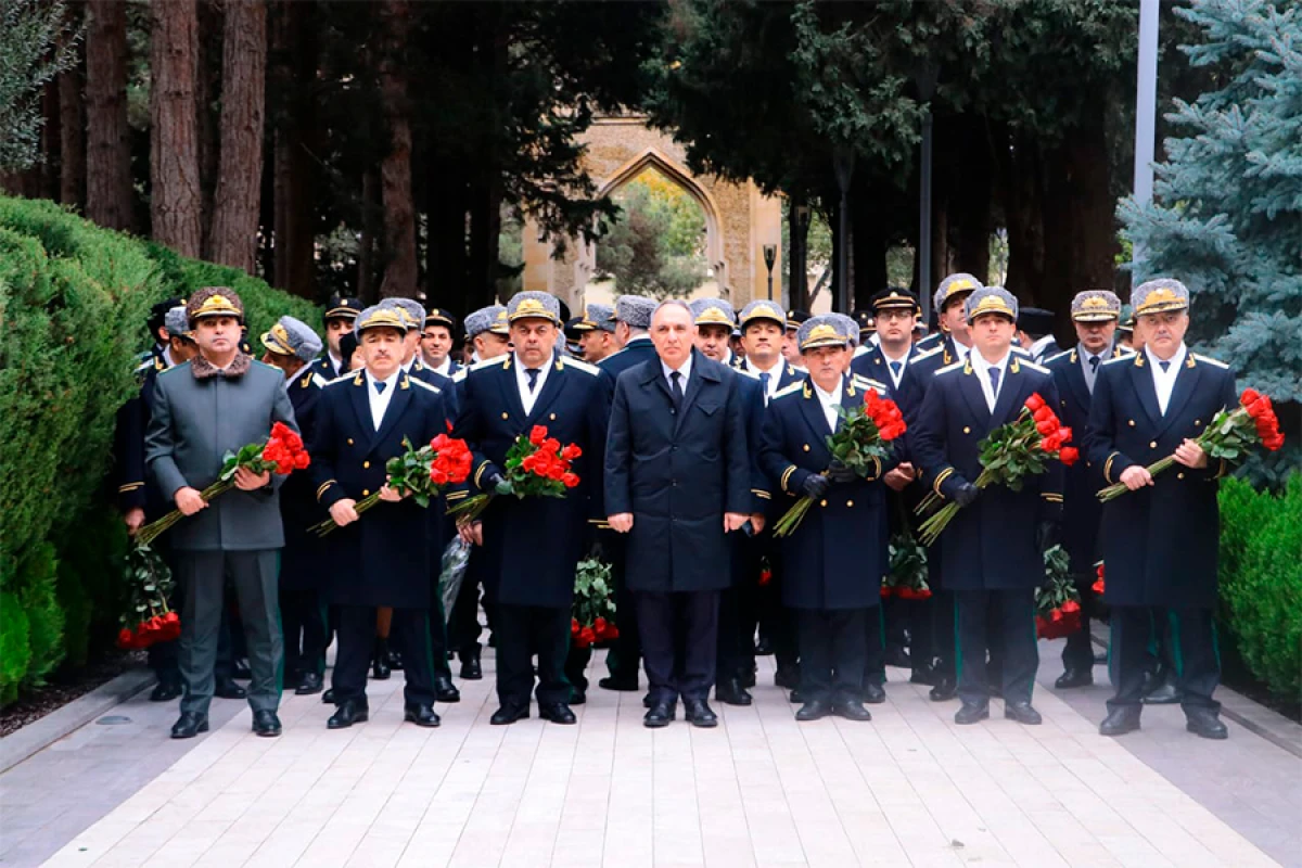 Prokurorluq əməkdaşları anım günü ilə bağlı Fəxri Xiyabanı ziyarət etdi