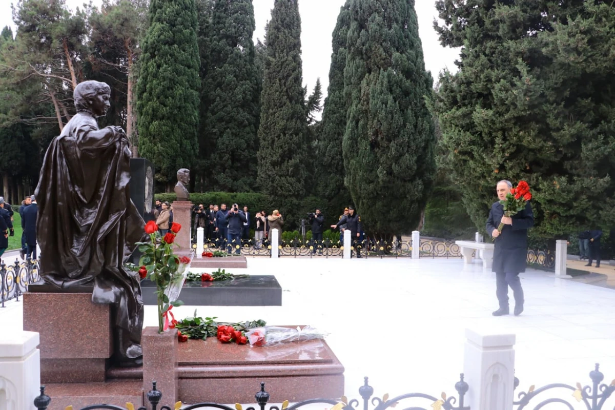 Prokurorluq əməkdaşları anım günü ilə bağlı Fəxri Xiyabanı ziyarət etdi — 1