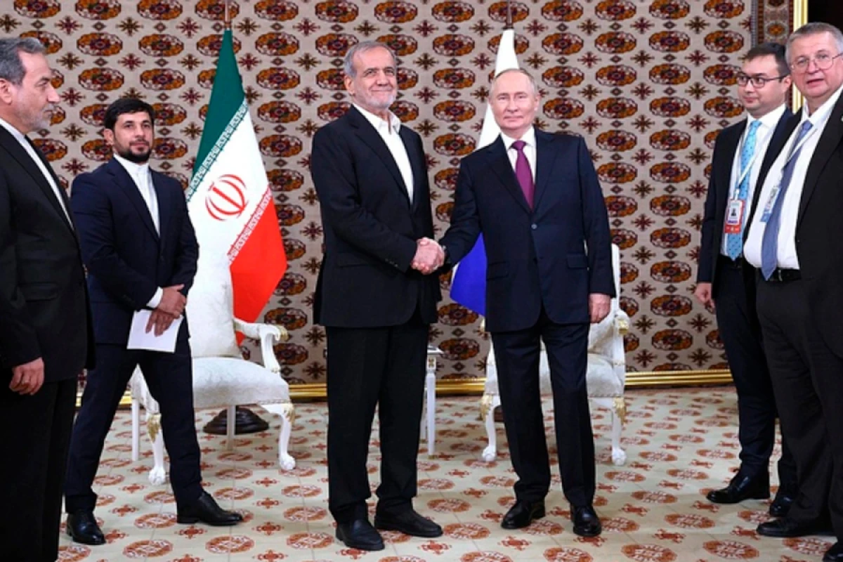 Vladimir Putin Məsud Pezeşkianla görüşdü