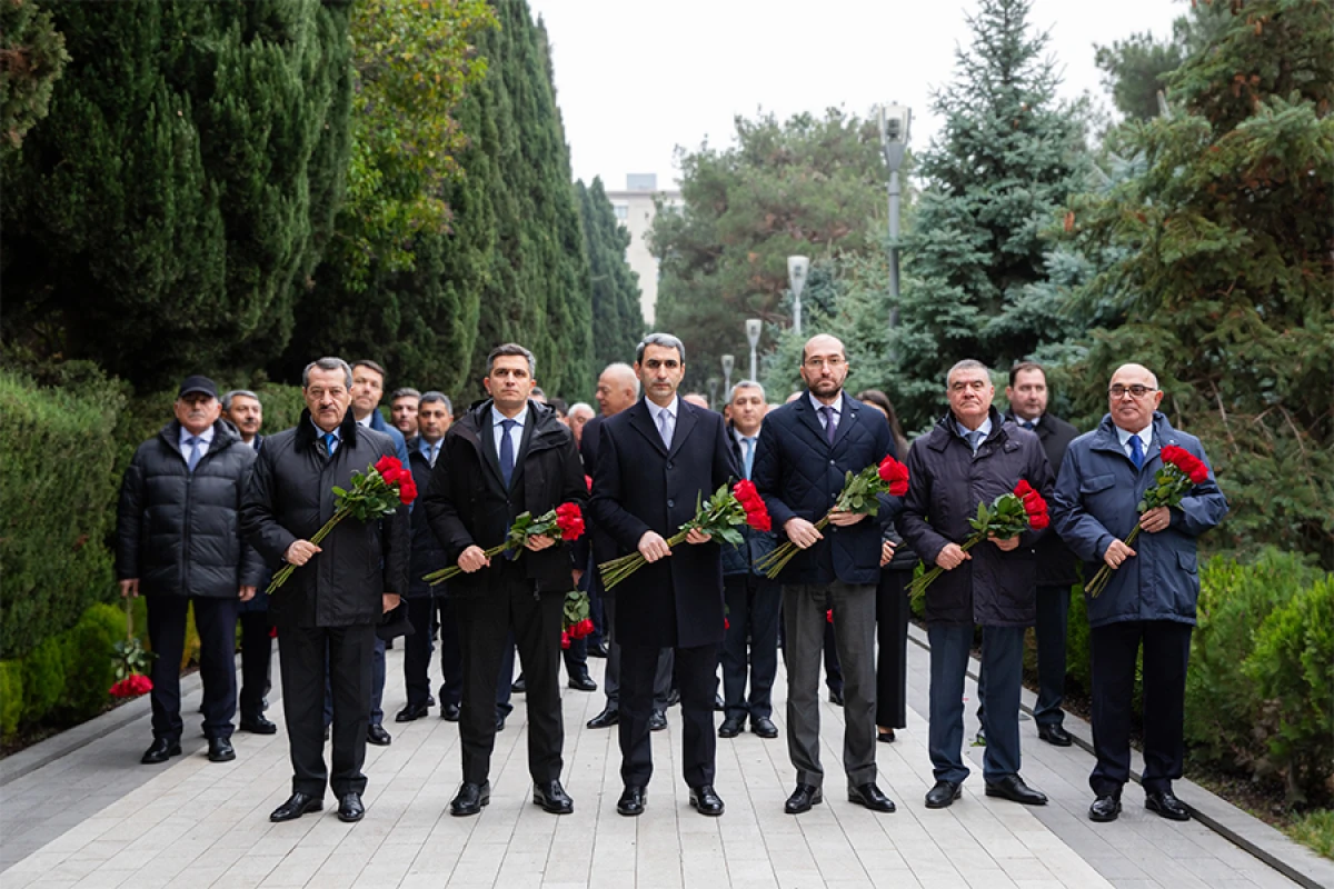 ADY kollektivi Ümummilli Lider Heydər Əliyevin məzarını ziyarət etdi