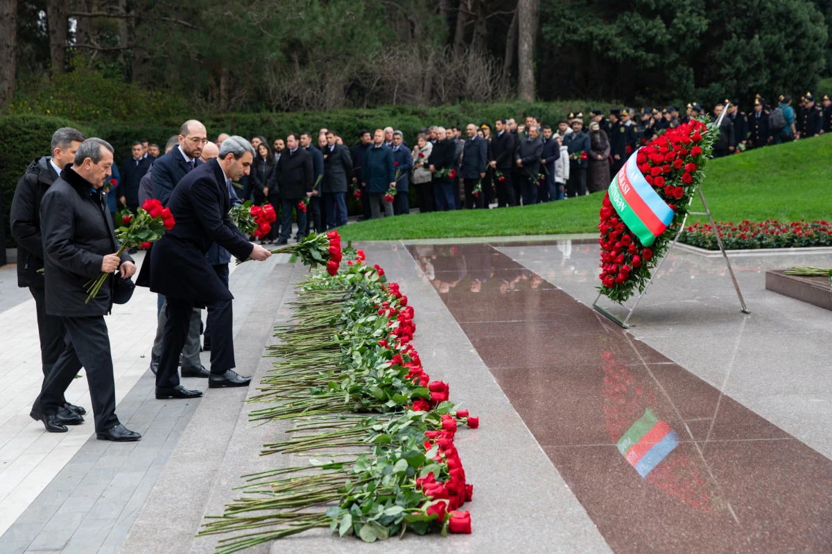 ADY kollektivi Ümummilli Lider Heydər Əliyevin məzarını ziyarət etdi — 1