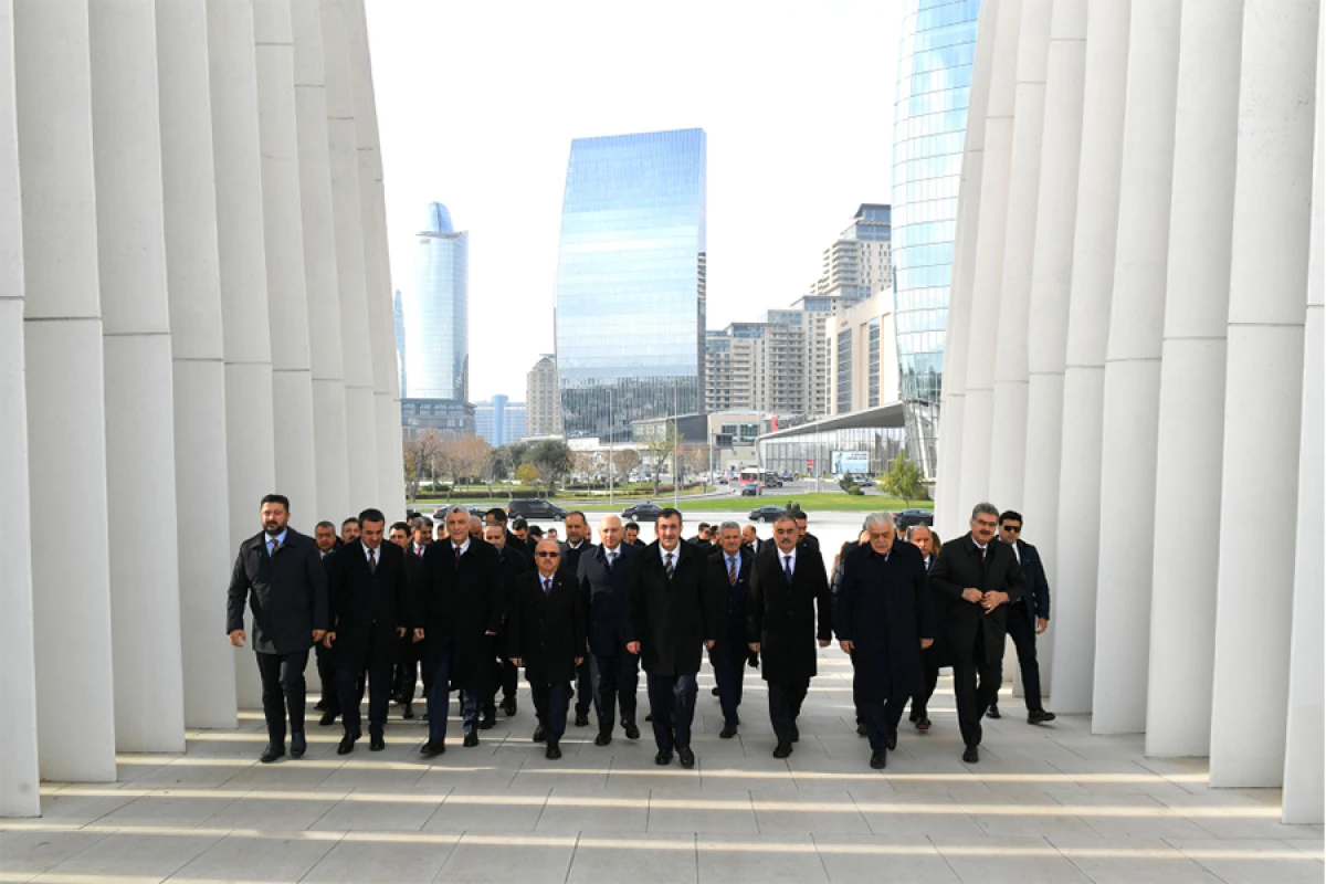 Cevdet Yılmaz Zəfər parkını ziyarət etdi