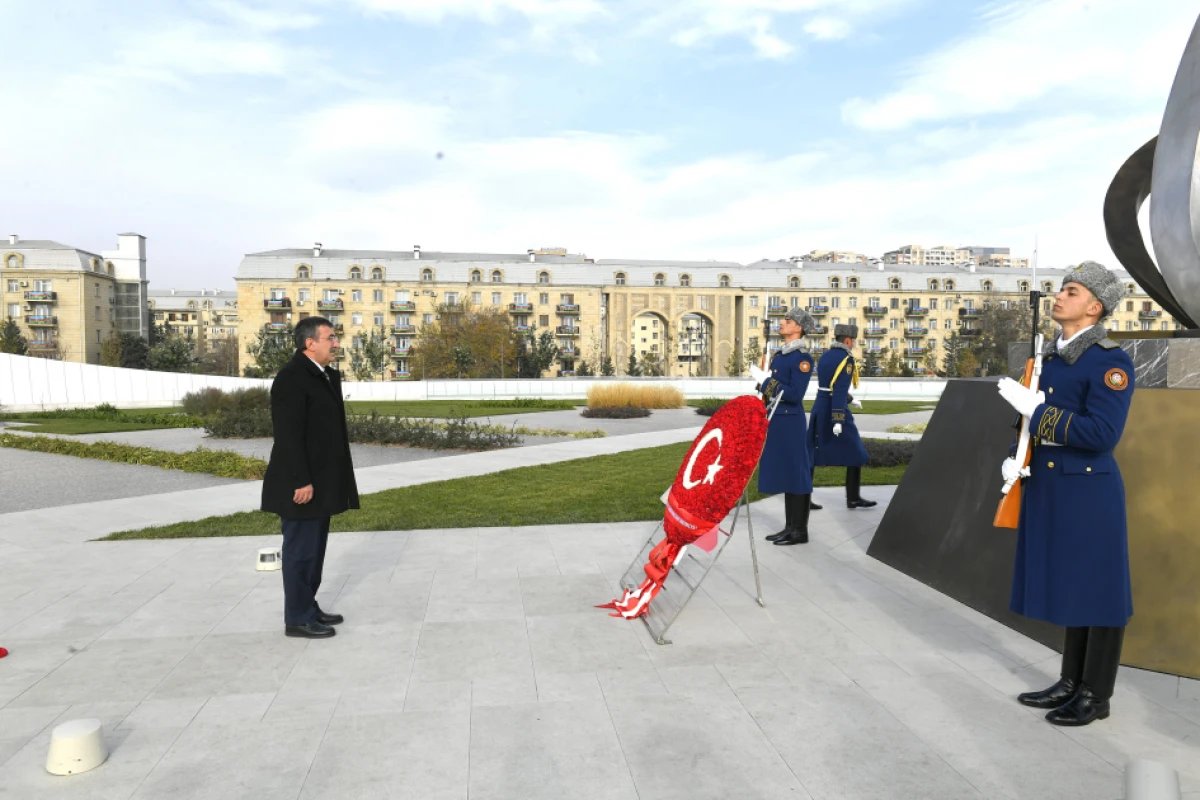 Cevdet Yılmaz Zəfər parkını ziyarət etdi — 3