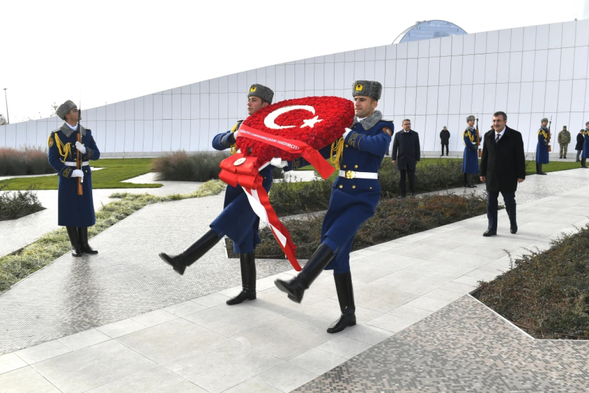 Cevdet Yılmaz Zəfər parkını ziyarət etdi — 4