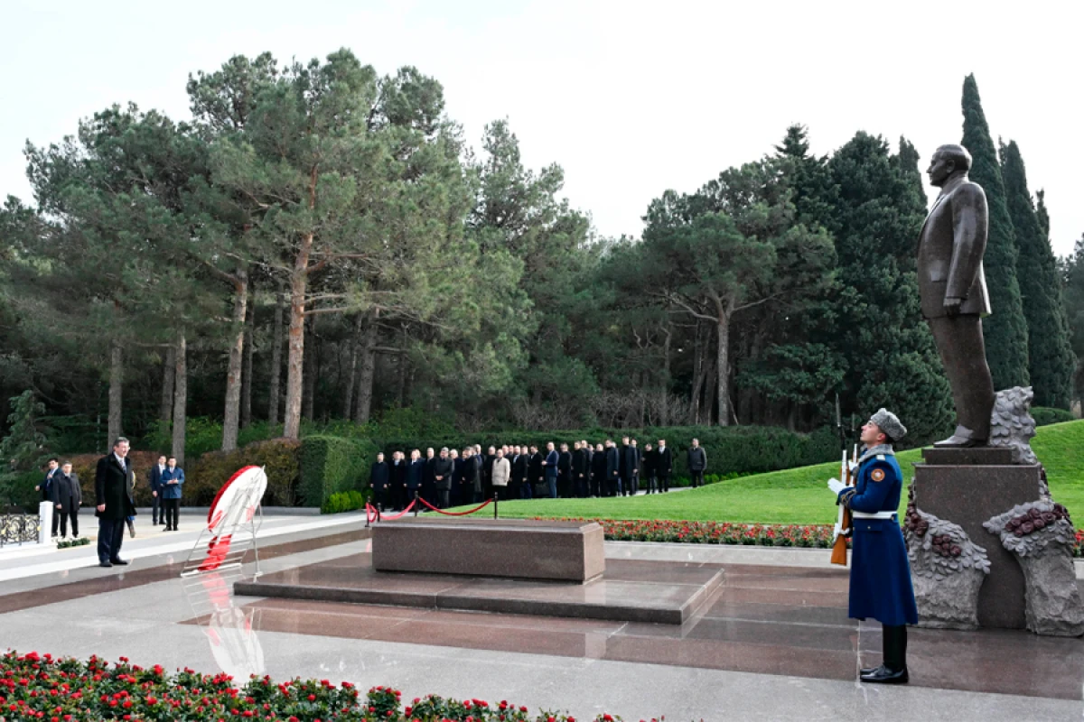 Cevdet Yılmaz Ümummilli Liderin məzarını ziyarət etdi