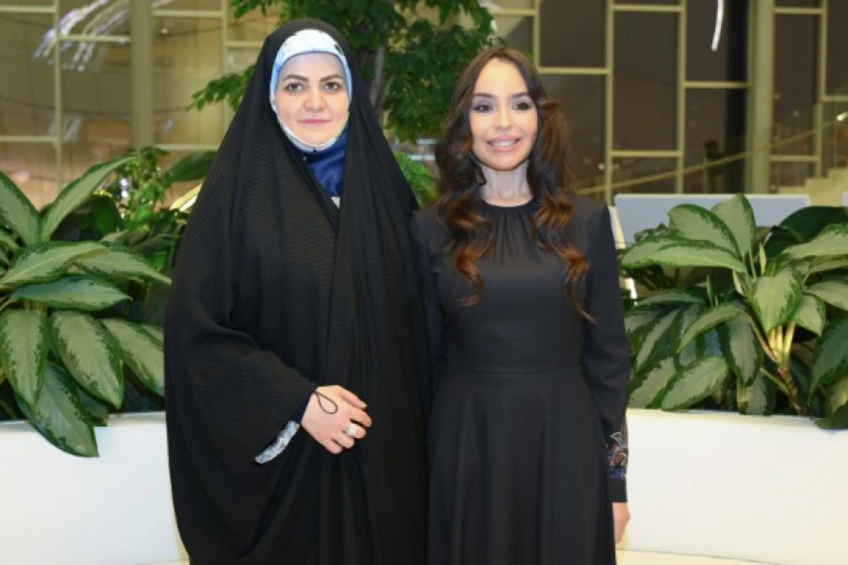 Leyla Əliyeva Pezeşkianın qızı ilə sərgidə