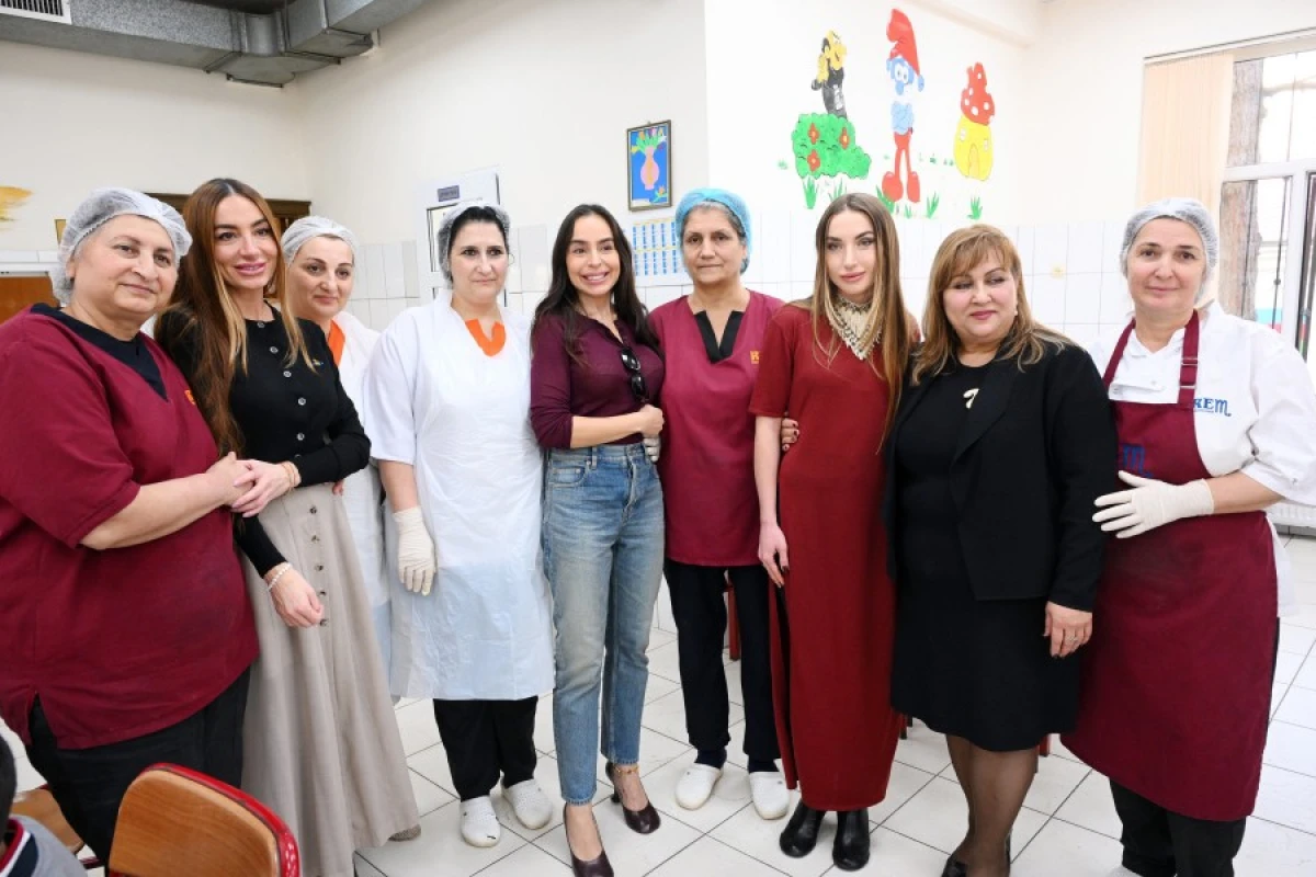 Prezidentin qızları və gəlini internat məktəbində oldular