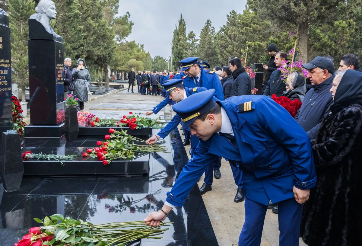 Təyyarə qəzasının ildönümündə həlak olanların xatirəsi anıldı - FOTO — 3