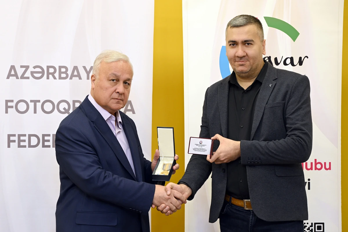 Fotoqraflar “Azərbaycan milli mətbuatının 150 illiyi” yubiley medalı ilə təltif olundu — 1
