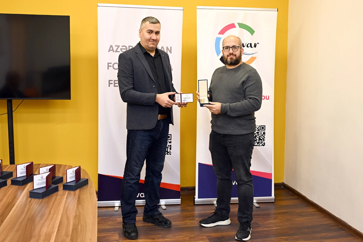 Fotoqraflar “Azərbaycan milli mətbuatının 150 illiyi” yubiley medalı ilə təltif olundu — 4