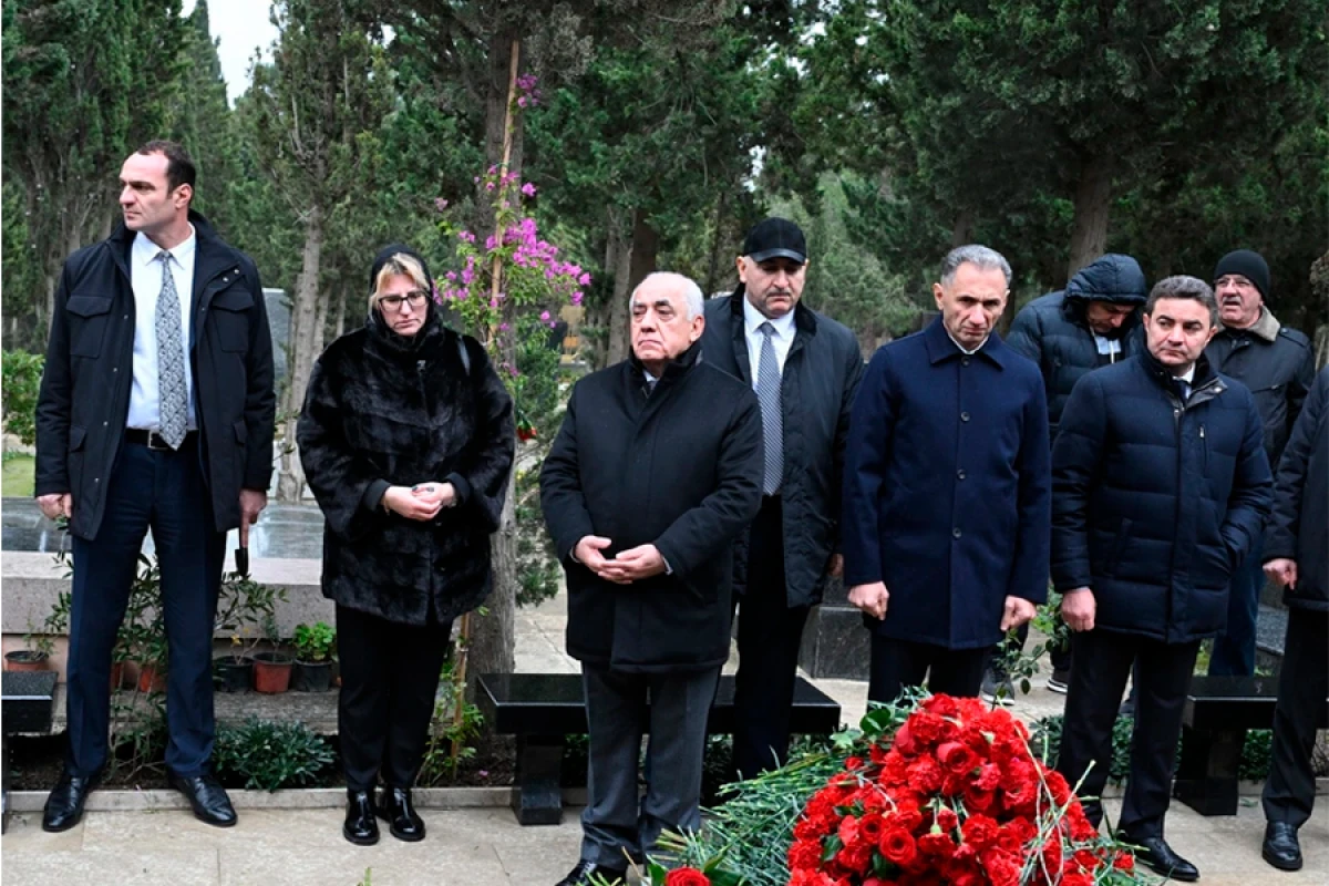 Əli Əsədov AZAL təyyarəsinin həlak olan ekipaj üzvlərinin məzarlarını ziyarət etdi