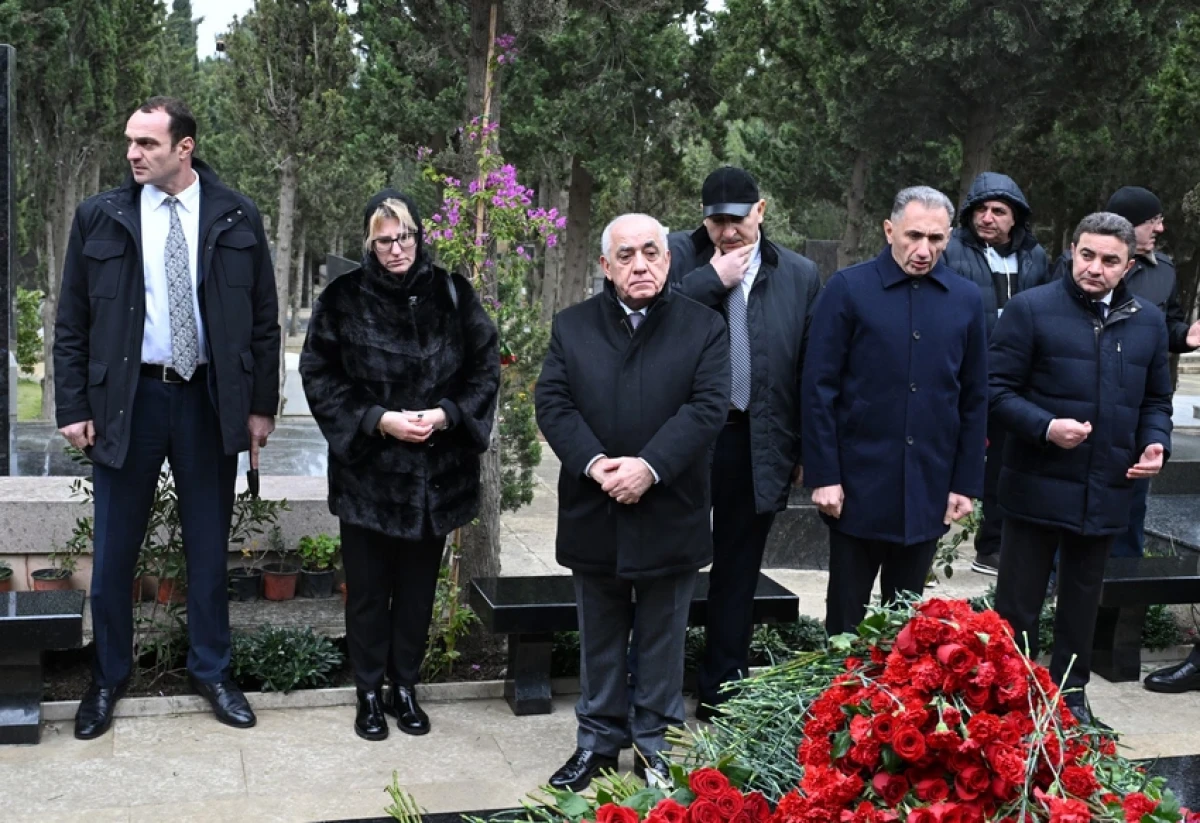 Əli Əsədov AZAL təyyarəsinin həlak olan ekipaj üzvlərinin məzarlarını ziyarət etdi — 1