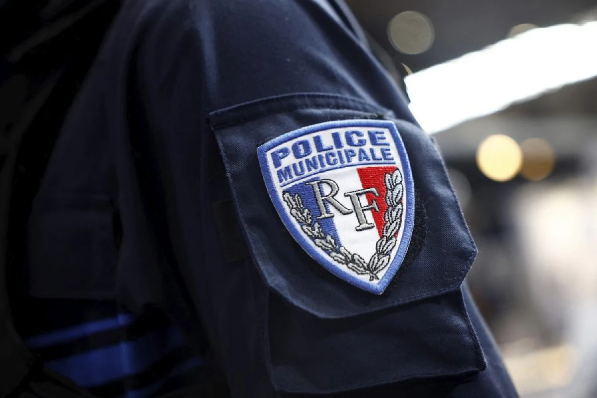 Parisdə 30 nəfərlik qrup polisə hücum etdi