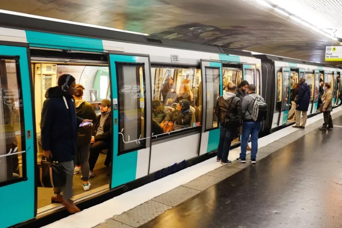Paris metrosunda bıçaqlı hücum - Yaralılar var