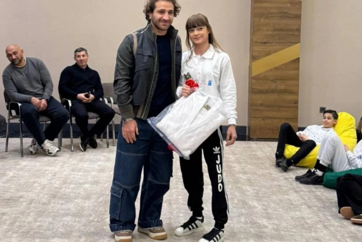 Vətən Müharibəsi Qəhrəmanı Mehrab Niftəliyevin qızına cüdoqi hədiyyə olundu