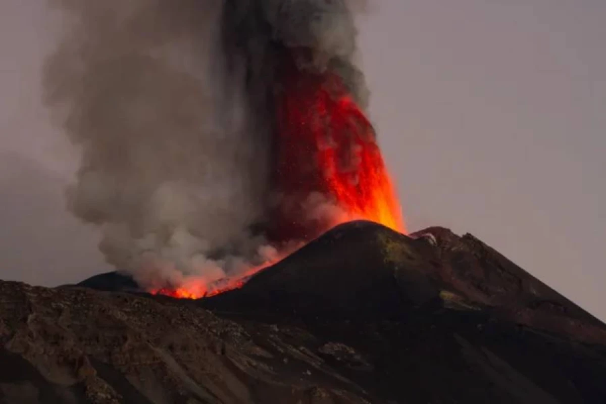 Siciliyada Etna vulkanı püskürdü