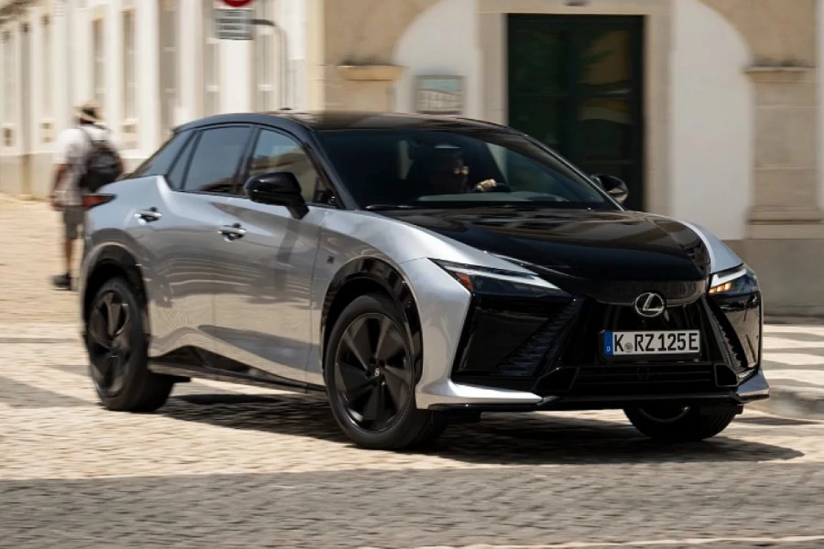 "Lexus" yeni idman elektrikli modellərini təqdim etdi
