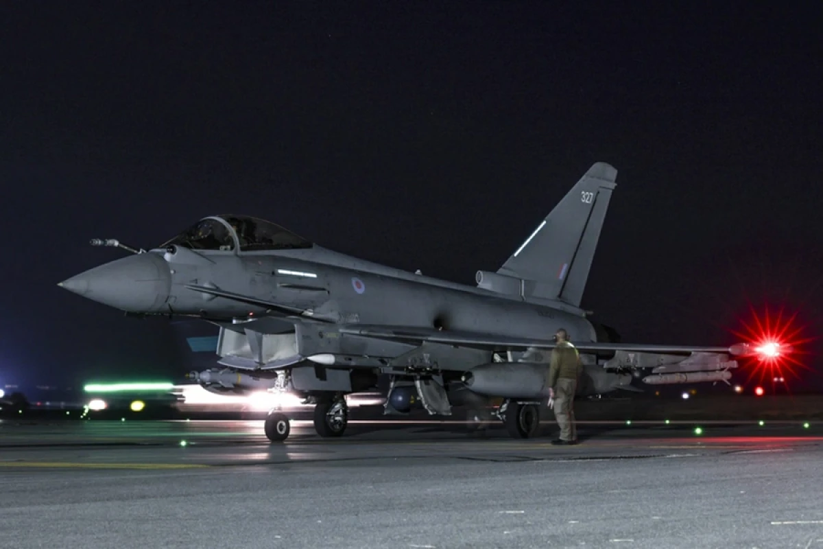 Britaniya və Fransa İŞİD bazasına aviazərbə endirdi