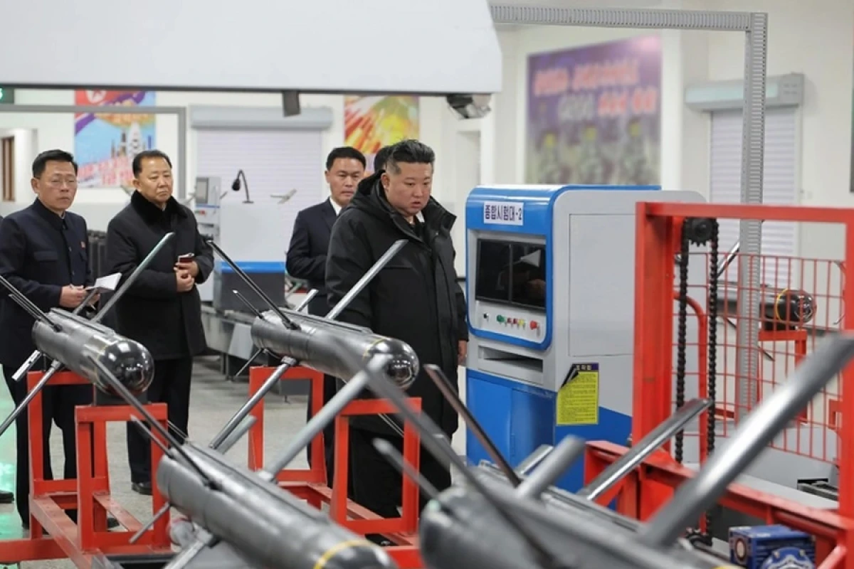 Kim Çen In silah istehsalına baxış keçirdi
