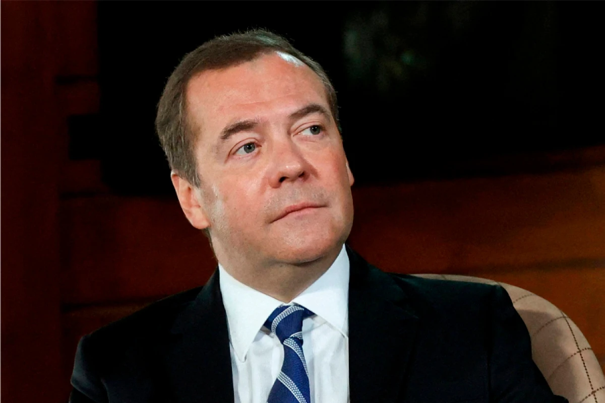 Medvedev: "Rusiya bu dəfə də Trampın sanksiyalarına tab gətirəcək"