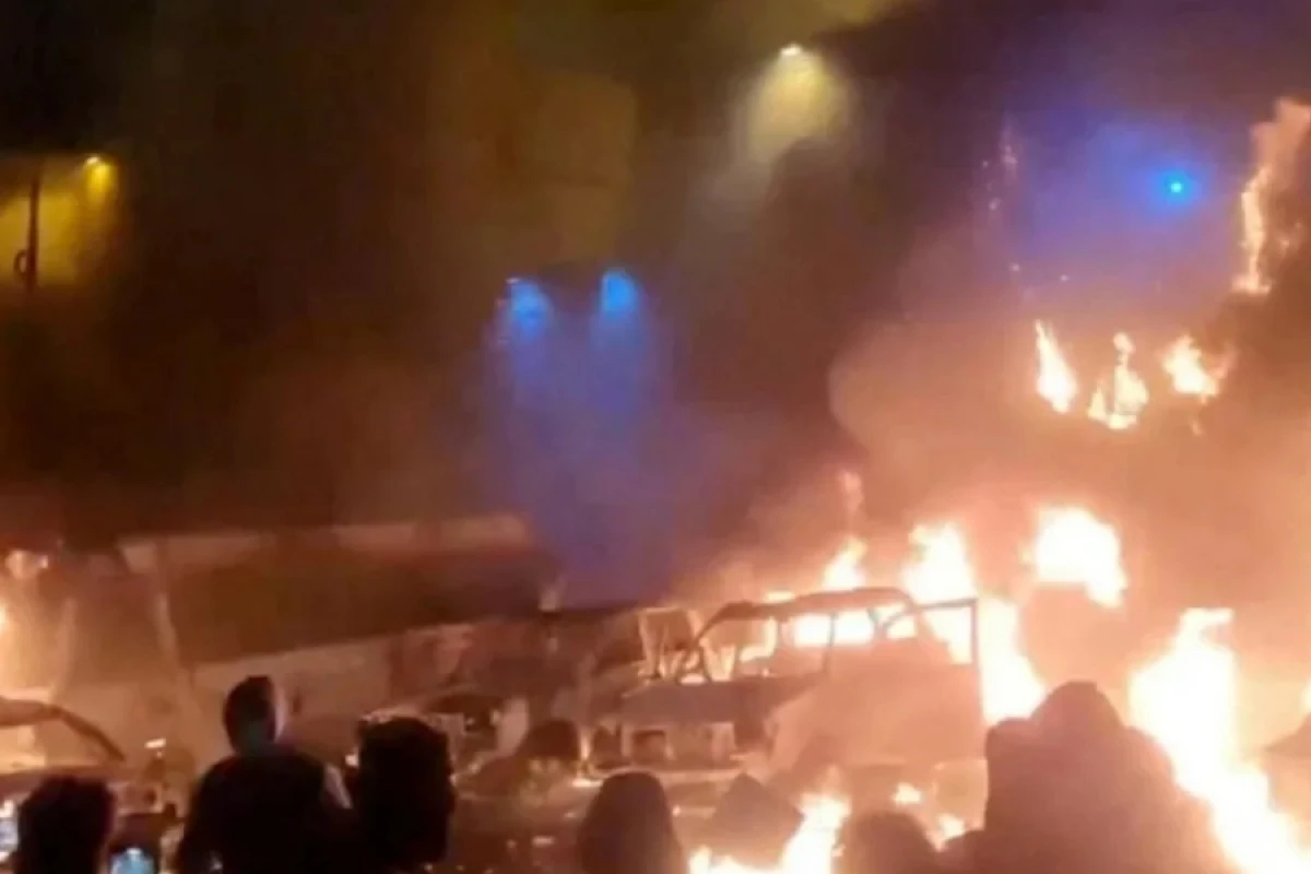 Məşhəddə etirazçılar 15 avtobusu yandırdılar